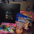 Bonsoir, Voici le lot à gagner pour le jeu du moment, une figurine un peu spéciale et des sucreries ! J&rsquo;ai toujours eu l&rsquo;envie de réaliser une petite scénette à [&hellip;]