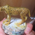 La peinture du guépard est finie à 99 %. Et oui enfin ! Cette pièce m&rsquo;aura prise beaucoup de temps mais le fait d&rsquo;avoir étalé mon travail sur plusieurs mois [&hellip;]