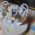 Salut ! Je te présente aujourd&rsquo;hui le seigneur Ghazghkull Thraka, un ork qui se trimballe dans une armure très très lourde. Je me suis pour l&rsquo;instant attardé sur les dents [&hellip;]